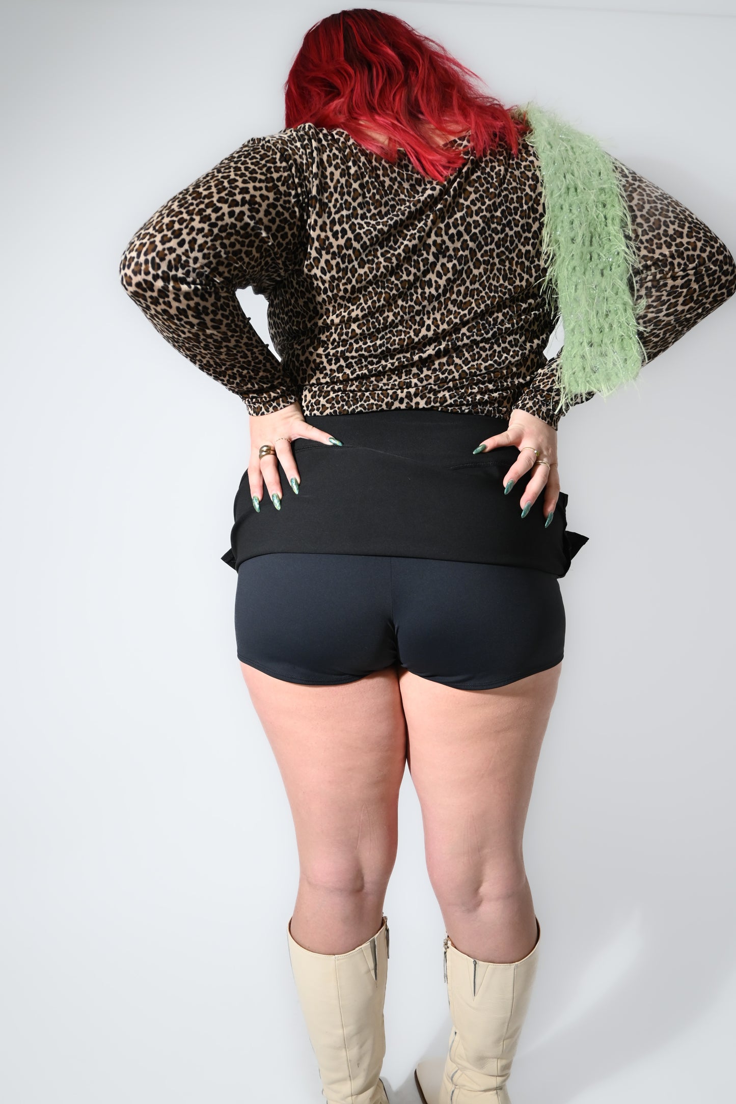 Storrey is 5'6" wearing a size 2XL with a 15" length